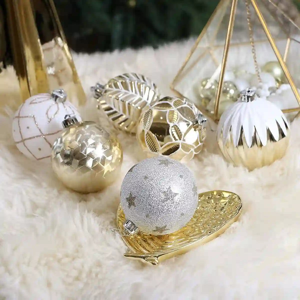 Confezione Con 16 Palle Da 8cm Di Natale, Oro E Bianche 5 Confezione Con 16 Palle Da 8cm Di Natale, Oro E Bianche - immagine 5