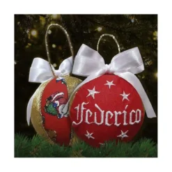 Pallina Di Natale Personalizzata Da 8 Cm Con Nome Ricamato 5 Pallina Di Natale Personalizzata Da 8 Cm Con Nome Ricamato -Offerte Playmobil || Villeroy & Boch || Ravensburger Negozio pallina di natale personalizzata da 8 cm con nome ricamato 2