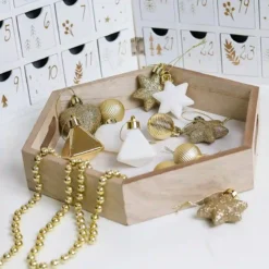 Scatola Da 45 Palline Di Natale Varie, Bianche E Rame 5 Scatola Da 45 Palline Di Natale Varie, Bianche E Rame -Offerte Playmobil || Villeroy & Boch || Ravensburger Negozio scatola da 45 palline di natale varie 2