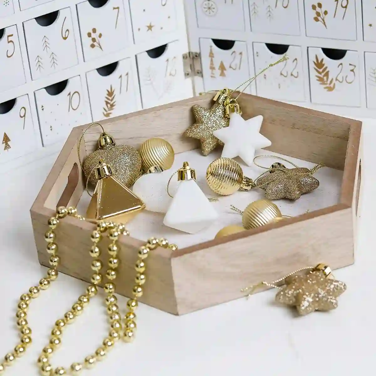 Scatola Da 45 Palline Di Natale Varie, Bianche E Rame 3 Scatola Da 45 Palline Di Natale Varie, Bianche E Rame - immagine 3